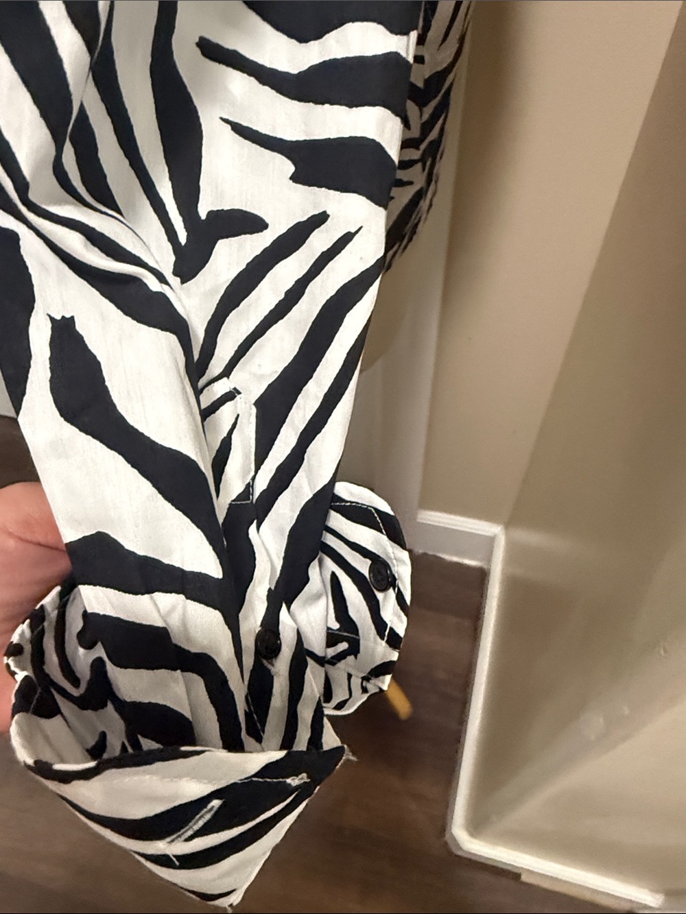 💯 cotton Chaps Black and White Zebra-Print Button Front Blouse - Picture 5 of 7